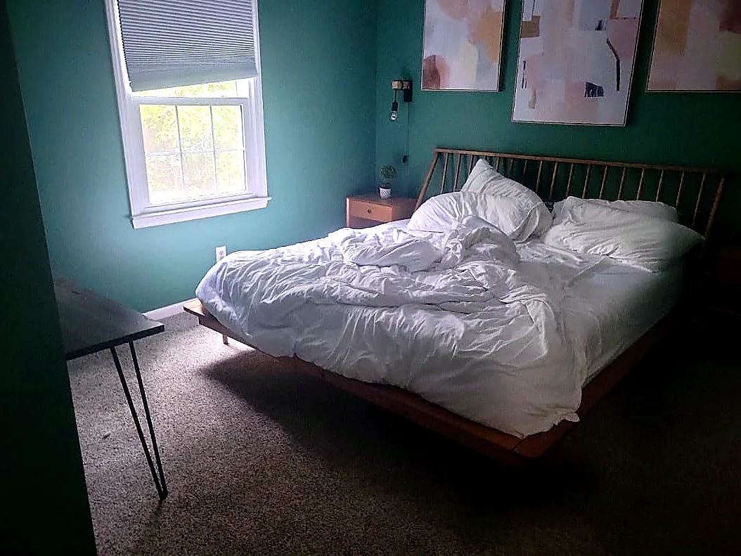 Green bedroom before service